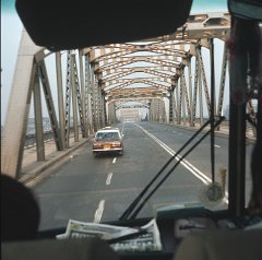 222 Autos auf der Brücke aus dem Bus gesehen